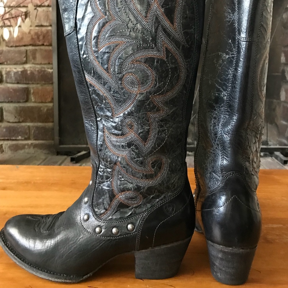 Knee height black boots with studs and buckled